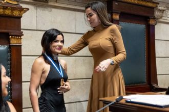 vanessa-giacomo-recebe-homenagem-na-camara-dos-vereadores-do-rio