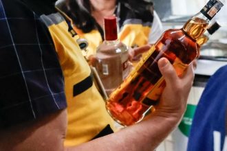 fiscalizacao-apreende-mais-de-7-mil-garrafas-de-bebidas-em-sao-paulo