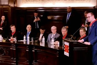 a-chuva-de-elogios-de-moraes-a-cristiano-zanin-em-homenagem-no-tj-sp