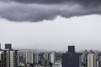 sao-paulo-tem-inicio-de-semana-gelado-e-com-fortes-chuvas
