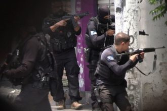 drones-com-bomba,-fuzis,-helicopteros-e-blindados:-veja-como-foi-a-megaoperacao-no-rio-de-janeiro