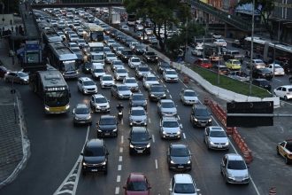 carro-brasileiro-emite-menos-carbono-que-eletrico-chines,-diz-estudo
