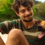 caramelo:-o-auxilio-do-amor-e-do-faro-canino-para-a-saude