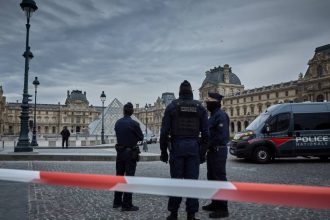 policia-da-franca-prende-mais-dois-suspeitos-por-roubo-no-louvre