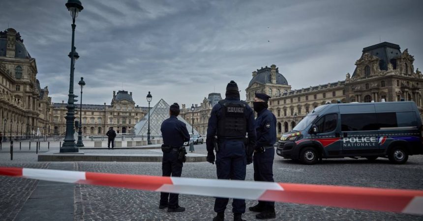 policia-da-franca-prende-mais-dois-suspeitos-por-roubo-no-louvre