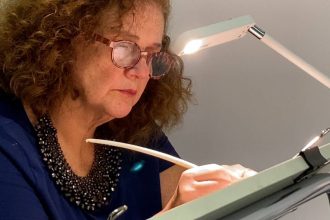 primeira-tora-escrita-por-uma-mulher-brasileira-e-entregue-a-comunidade-judaica