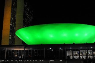 arma-de-policial-dispara-acidentalmente-na-camara