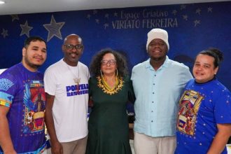 portelenses-assinam-traje-de-ana-maria-goncalves-em-posse-na-abl