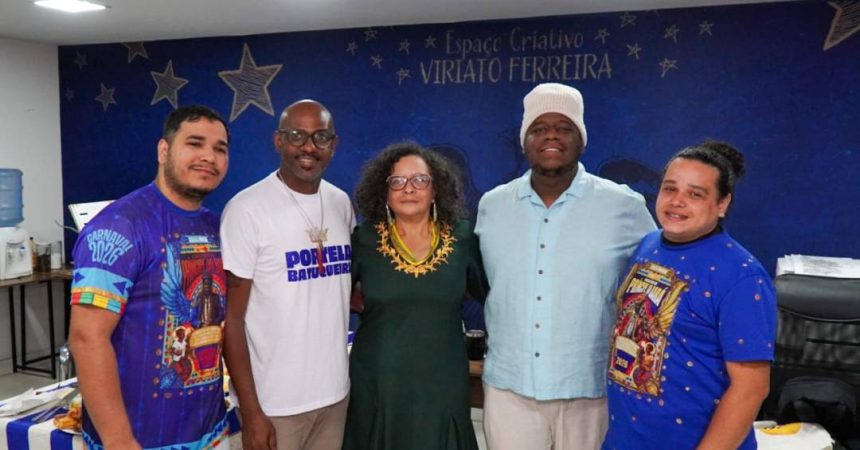 portelenses-assinam-traje-de-ana-maria-goncalves-em-posse-na-abl