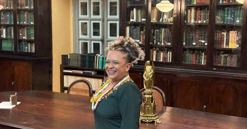 ana-maria-goncalves-toma-posse-como-primeira-mulher-negra-na-abl