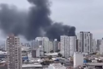 incendio-atinge-galpao-no-bras