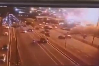 explosao-no-tatuape:-video-mostra-clarao-e-rajadas-de-fogos-cruzando-avenida