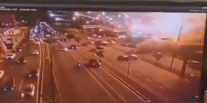 explosao-no-tatuape:-video-mostra-clarao-e-rajadas-de-fogos-cruzando-avenida